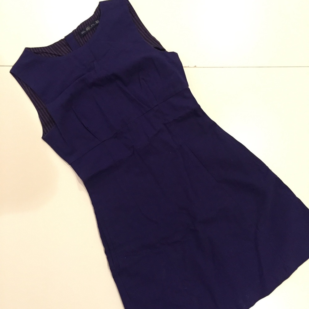 SOLD -Flattering blue sheath dress (with pockets!)